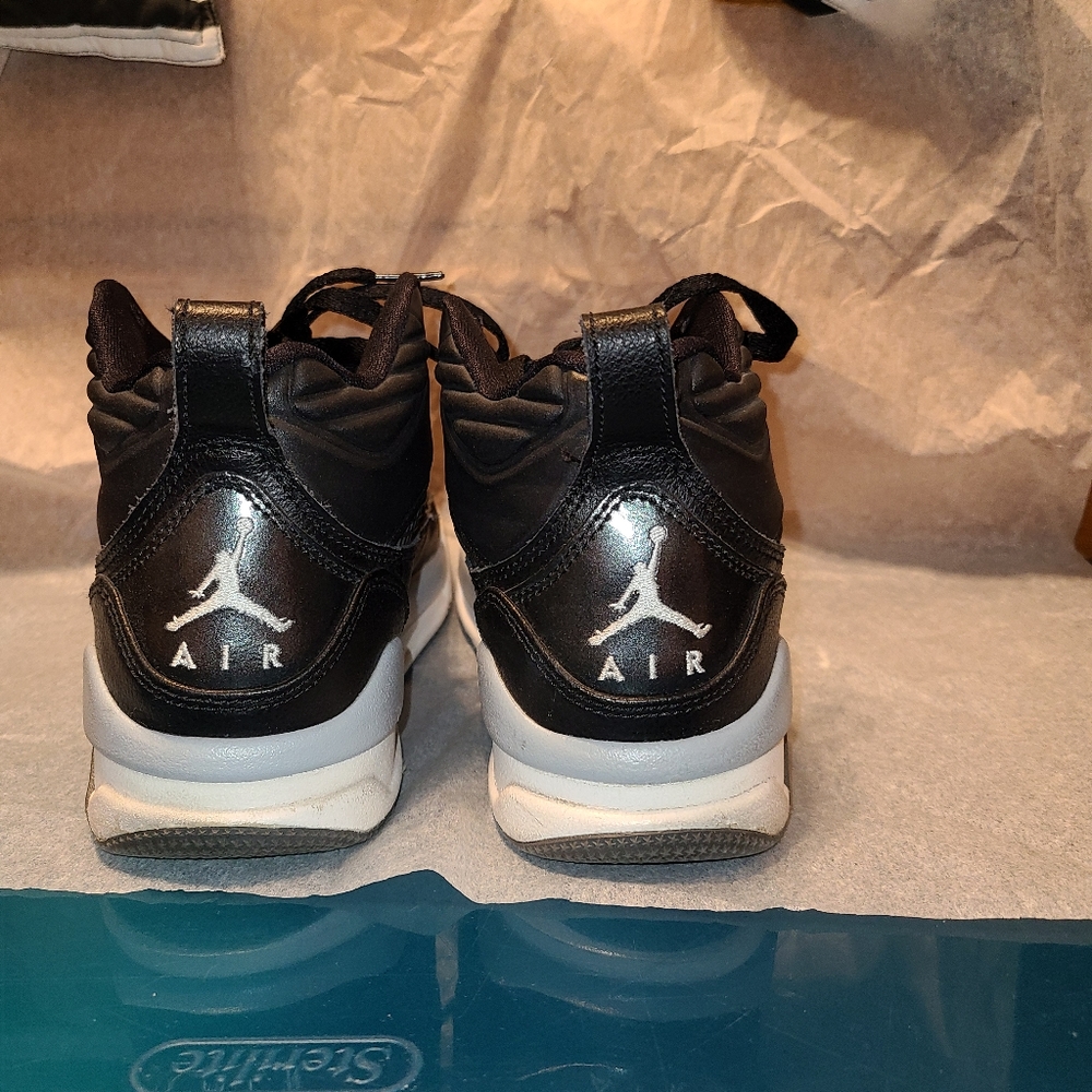 Black youth Jordans - Picture 4 of 7